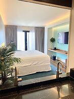 Holland House Beach Hotel