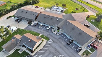 Pinemark Inn & Suites