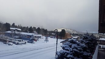 The Mammoth Creek Inn