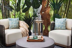 Faro Blanco Resort & Yacht Club Marathon, Curio by Hilton