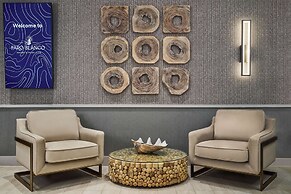 Faro Blanco Resort & Yacht Club Marathon, Curio by Hilton