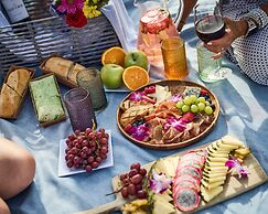 Faro Blanco Resort & Yacht Club Marathon, Curio by Hilton