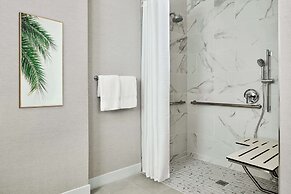 Faro Blanco Resort & Yacht Club Marathon, Curio by Hilton