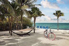 Faro Blanco Resort & Yacht Club Marathon, Curio by Hilton