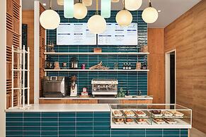 Faro Blanco Resort & Yacht Club Marathon, Curio by Hilton