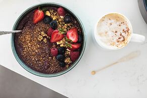 Faro Blanco Resort & Yacht Club Marathon, Curio by Hilton