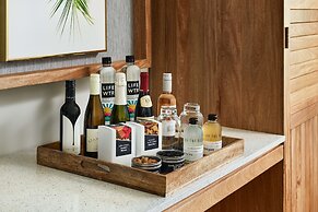 Faro Blanco Resort & Yacht Club Marathon, Curio by Hilton