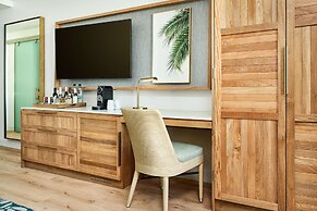 Faro Blanco Resort & Yacht Club Marathon, Curio by Hilton