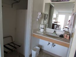 Douglas Inn & Suites