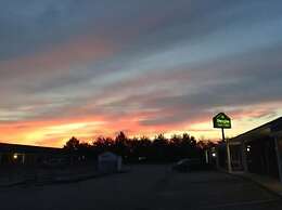 Douglas Inn & Suites