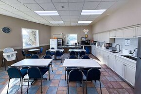 Super 8 by Wyndham Medicine Hat AB