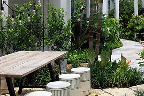 Lighthouse Hotel - Key West Historic Inns