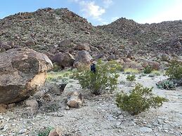 Starlight Inn & Suites Motel 29 Palms Joshua Tree National Park
