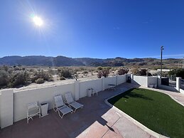 Starlight Inn & Suites Motel 29 Palms Joshua Tree National Park