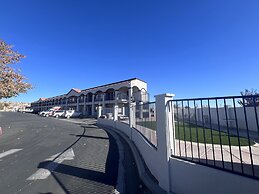 Starlight Inn & Suites Motel 29 Palms Joshua Tree National Park