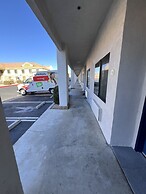 Starlight Inn & Suites Motel 29 Palms Joshua Tree National Park