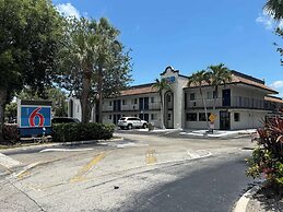 Motel 6 Riviera Beach, FL