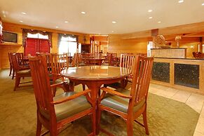Norfolk Lodge & Suites, an Ascend Collection Hotel