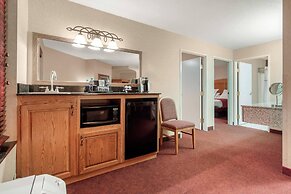 Norfolk Lodge & Suites, an Ascend Collection Hotel