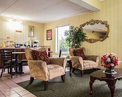 Econo Lodge Inn & Suites