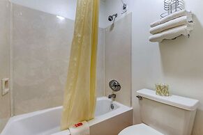 Econo Lodge Inn & Suites