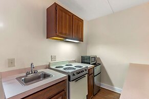 Econo Lodge Inn & Suites