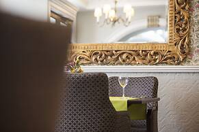 The Club House Hotel