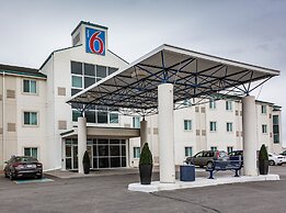 Motel 6 Saskatoon, SK