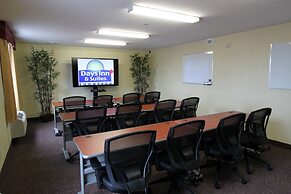 Days Inn & Suites by Wyndham Thompson