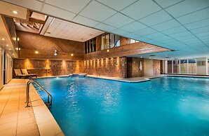 Macdonald Elmers Court Hotel