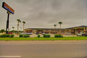Deluxe Inn & Suites