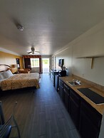 Deluxe Inn & Suites