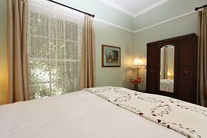 Olallieberry Inn B&B