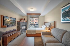 Falcon Crest Lodge by CLIQUE