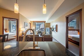 Falcon Crest Lodge by CLIQUE