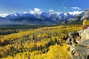 Falcon Crest Lodge by CLIQUE