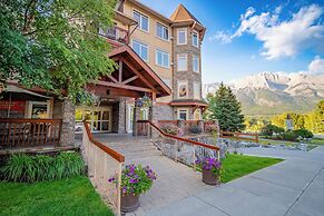 Falcon Crest Lodge by CLIQUE