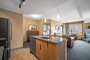 Falcon Crest Lodge by CLIQUE