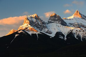 Falcon Crest Lodge by CLIQUE