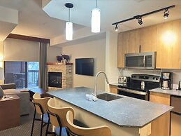 Falcon Crest Lodge by CLIQUE