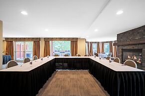 Falcon Crest Lodge by CLIQUE