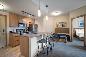 Falcon Crest Lodge by CLIQUE