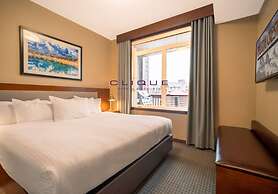 Falcon Crest Lodge by CLIQUE