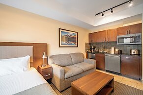 Falcon Crest Lodge by CLIQUE