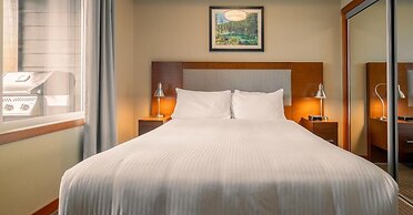 Falcon Crest Lodge by CLIQUE