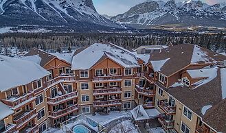 Falcon Crest Lodge by CLIQUE