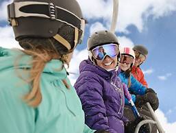 Falcon Crest Lodge by CLIQUE