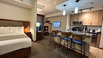 Falcon Crest Lodge by CLIQUE