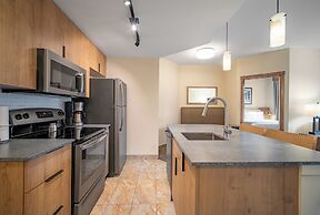 Falcon Crest Lodge by CLIQUE