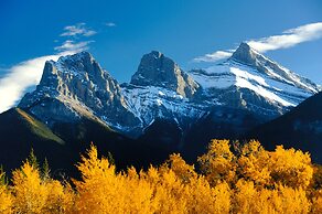 Falcon Crest Lodge by CLIQUE